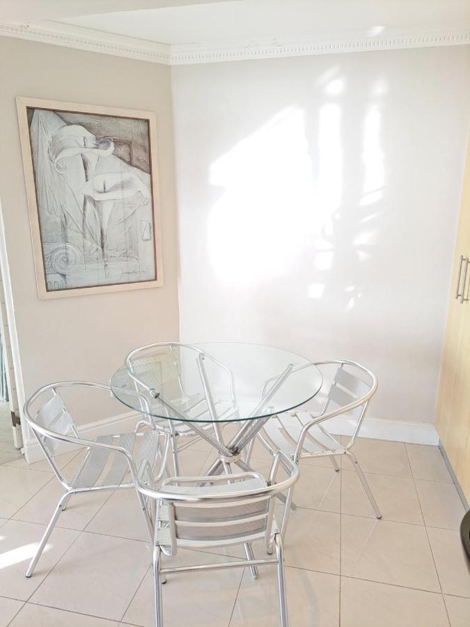 3 Bedroom Sea Facing Family Apartment Cape Town Moullie Point Exteriér fotografie